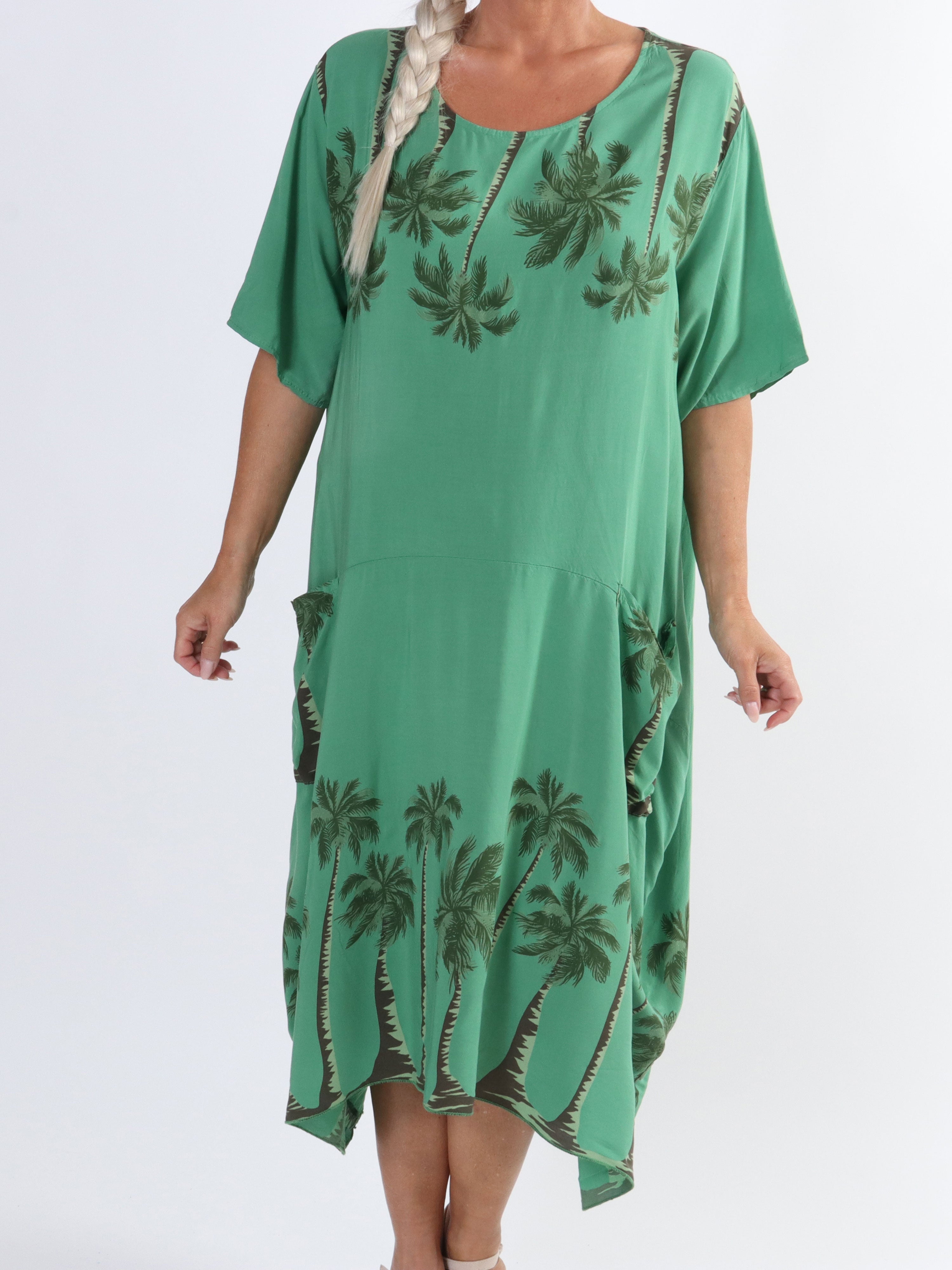 Idaline - Söt plus size-klänning med palmmotiv och fickor - Black